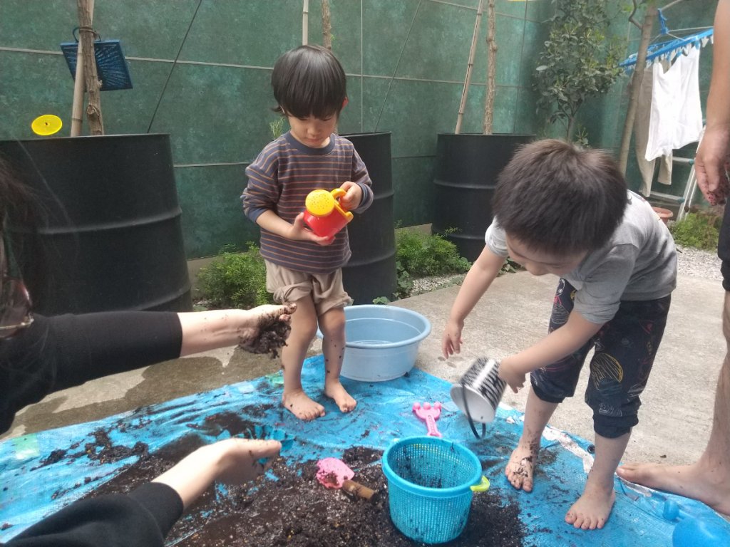 土づくりをする子どもたち