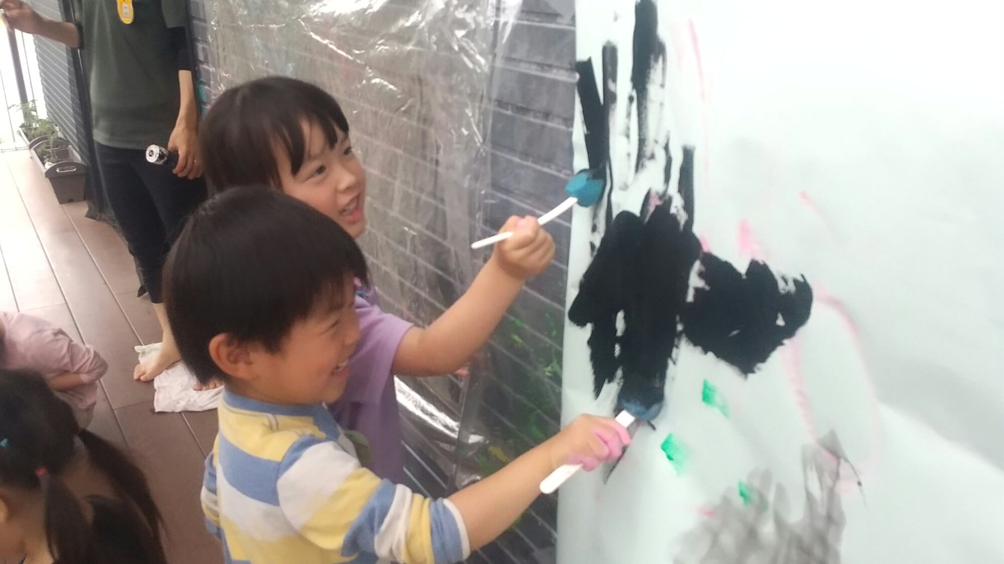 絵具遊びをする子どもたち