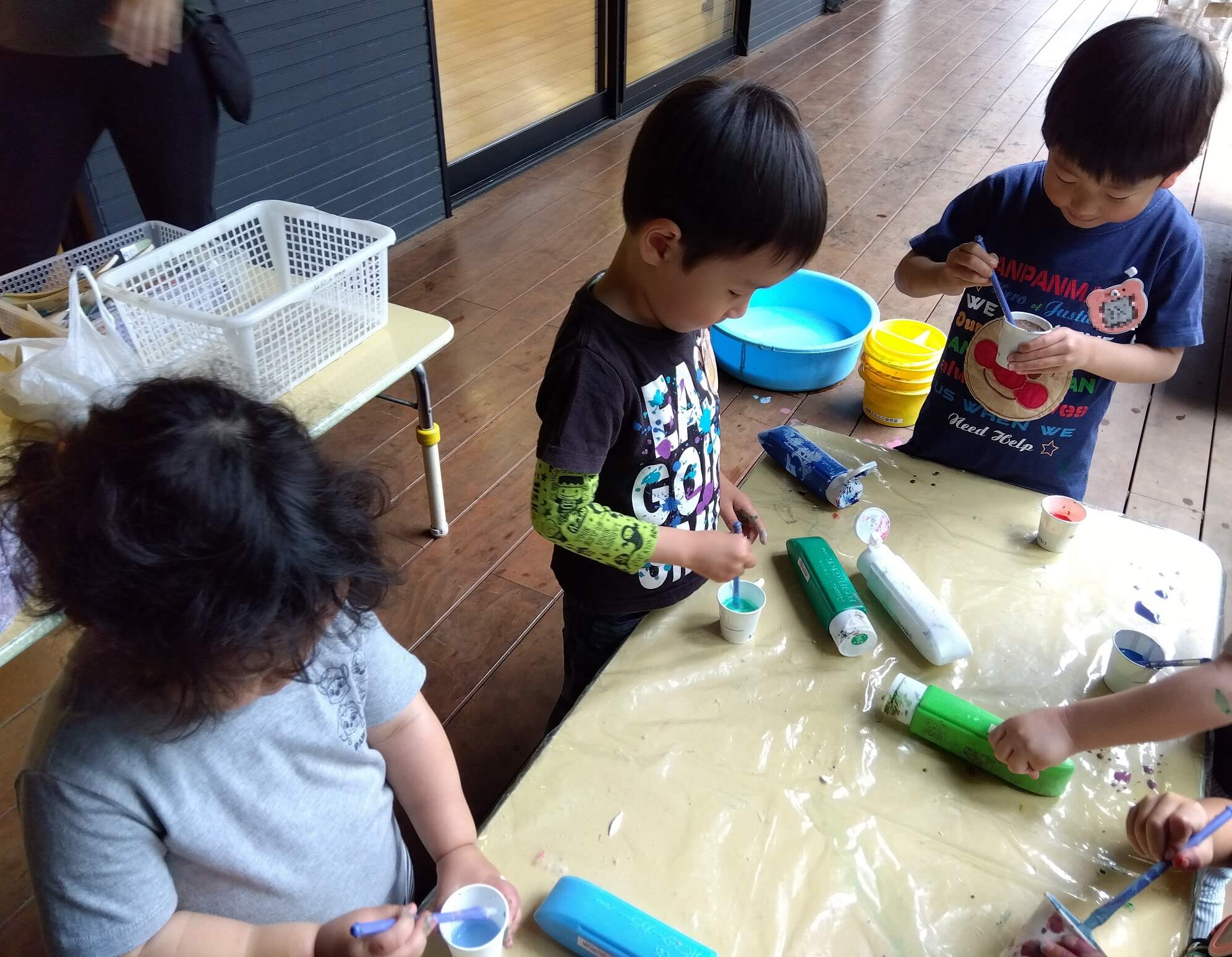 色水遊びをする子どもたち