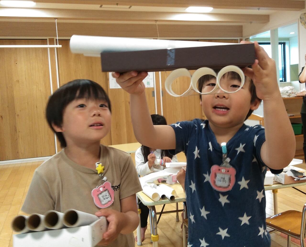 廃材で製作をする子どもたち