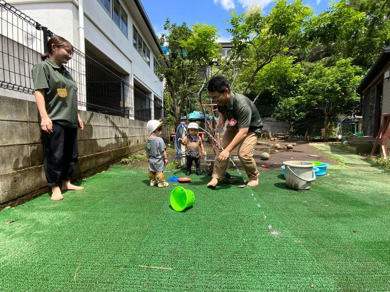 乳児たちも園庭で水遊び