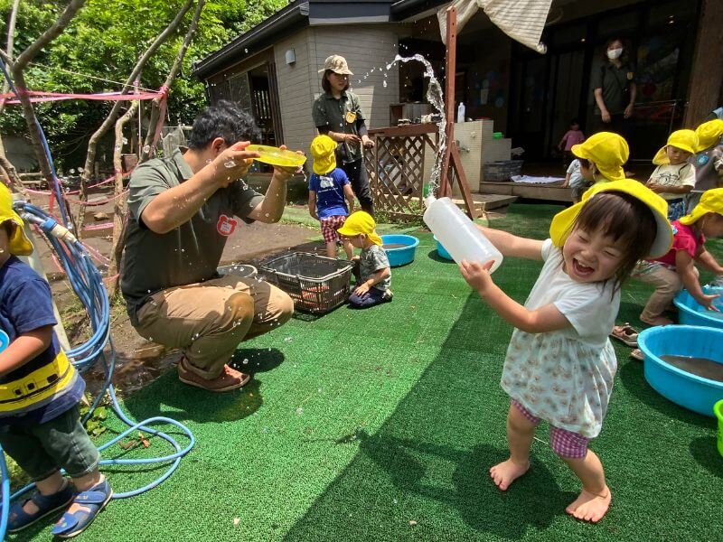 水をまいて大喜びの子ども