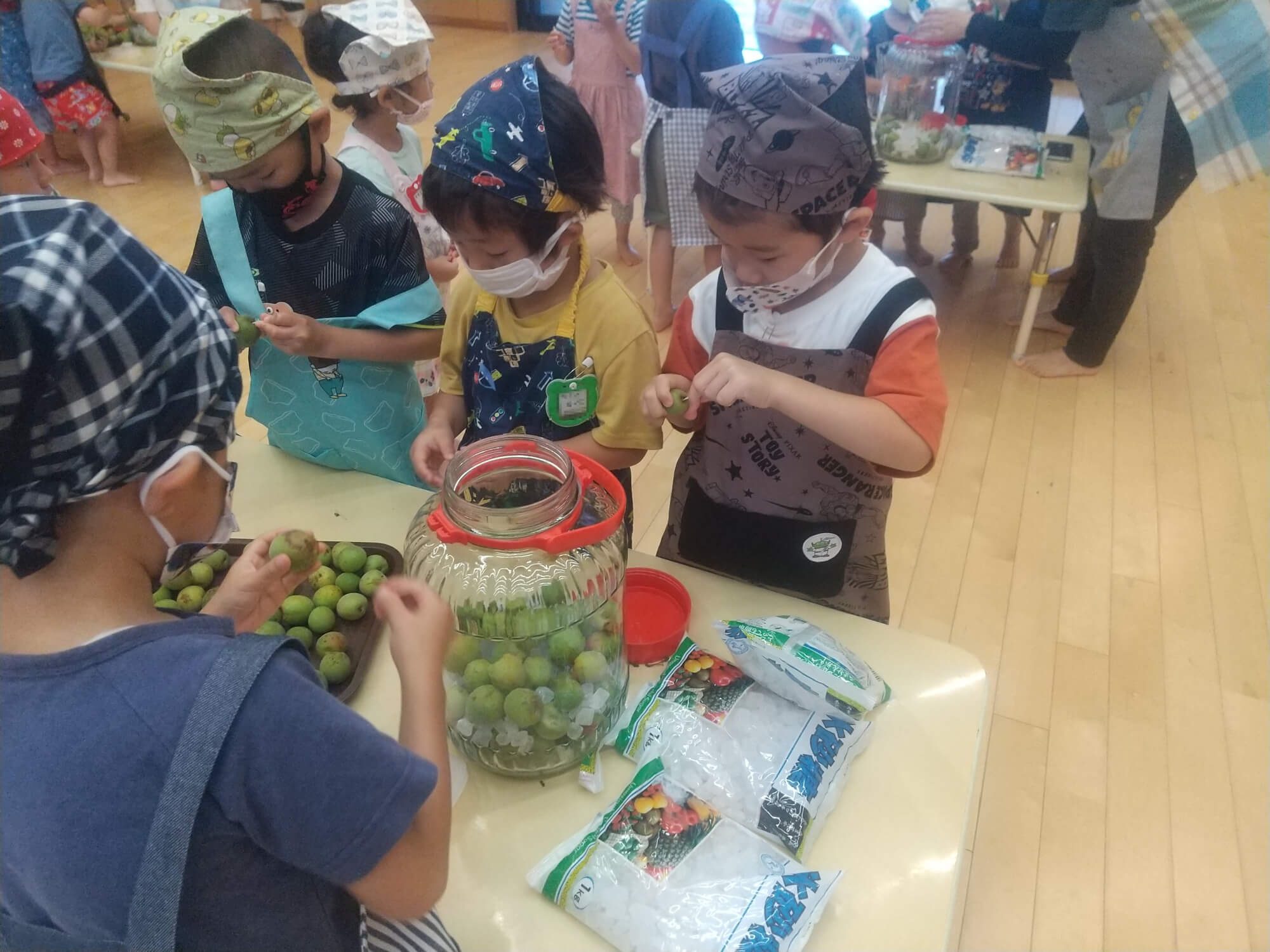 梅のヘタを取る子どもたち