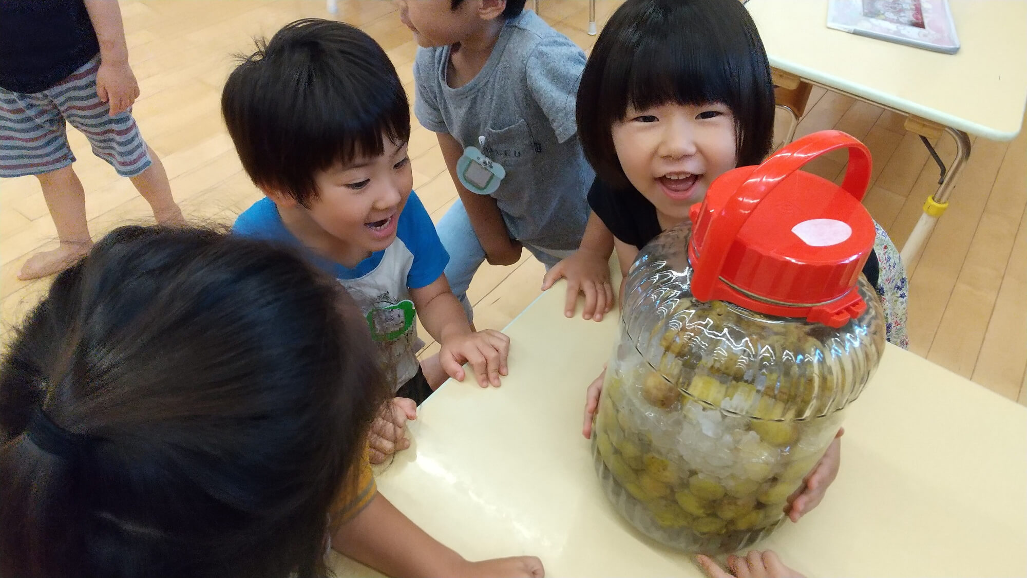 梅シロップの瓶を眺める子どもたち