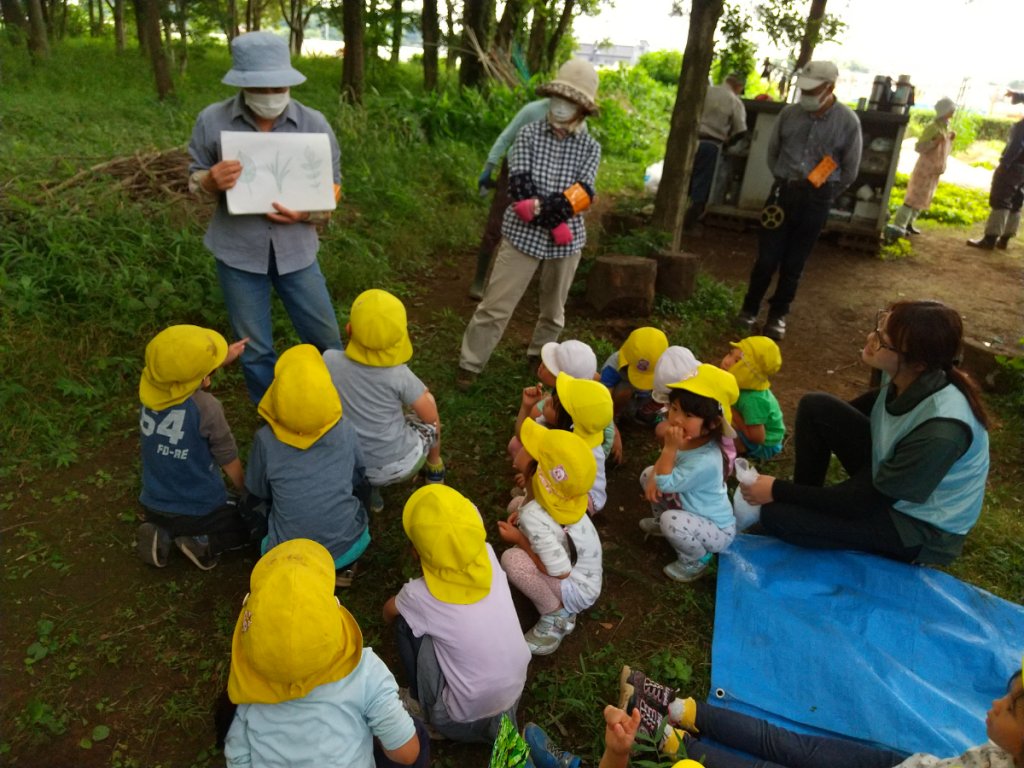 地域の方の話を聞く子どもたち