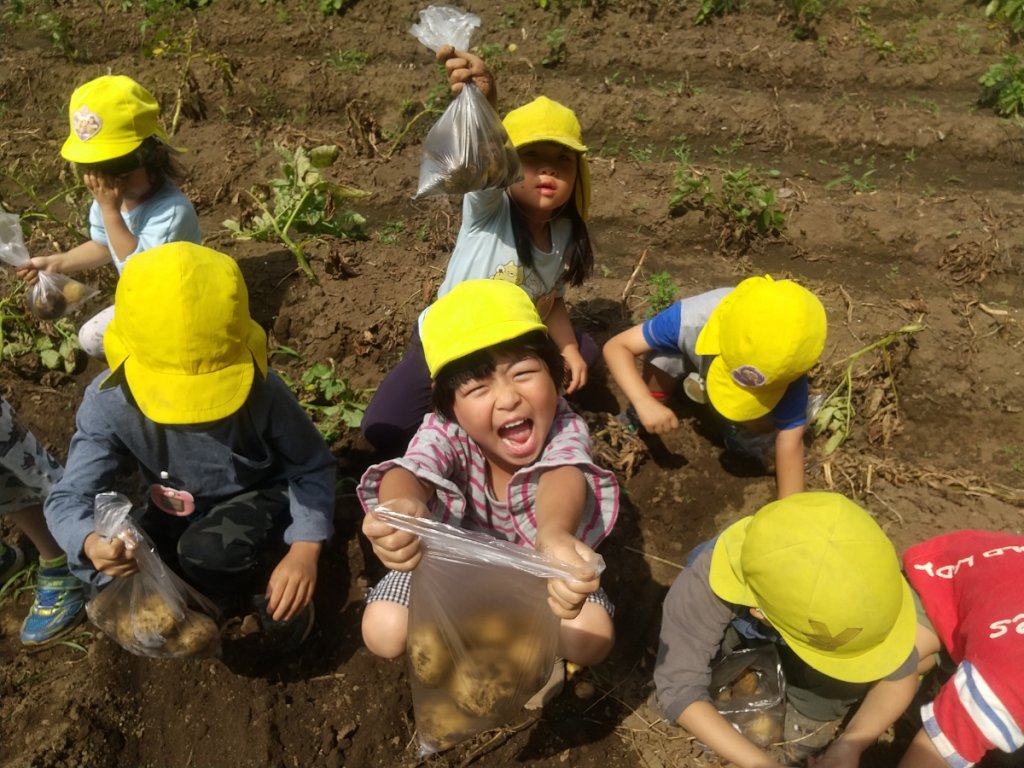 収穫を楽しむ子どもたち