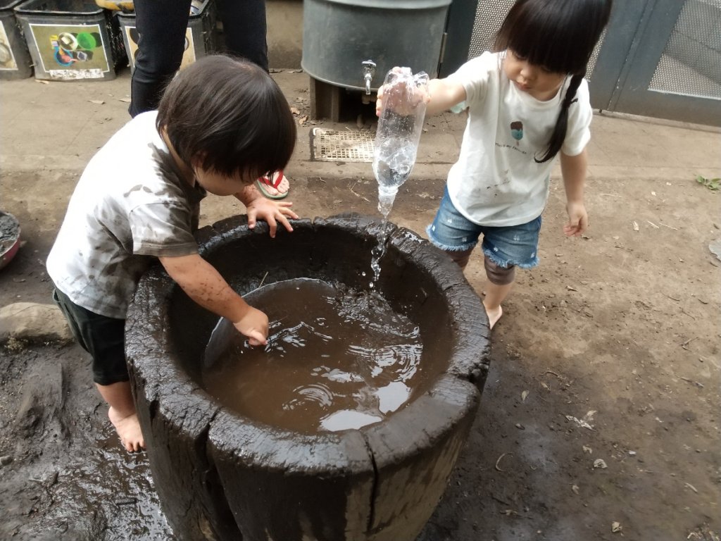 泥遊びをする子どもたち