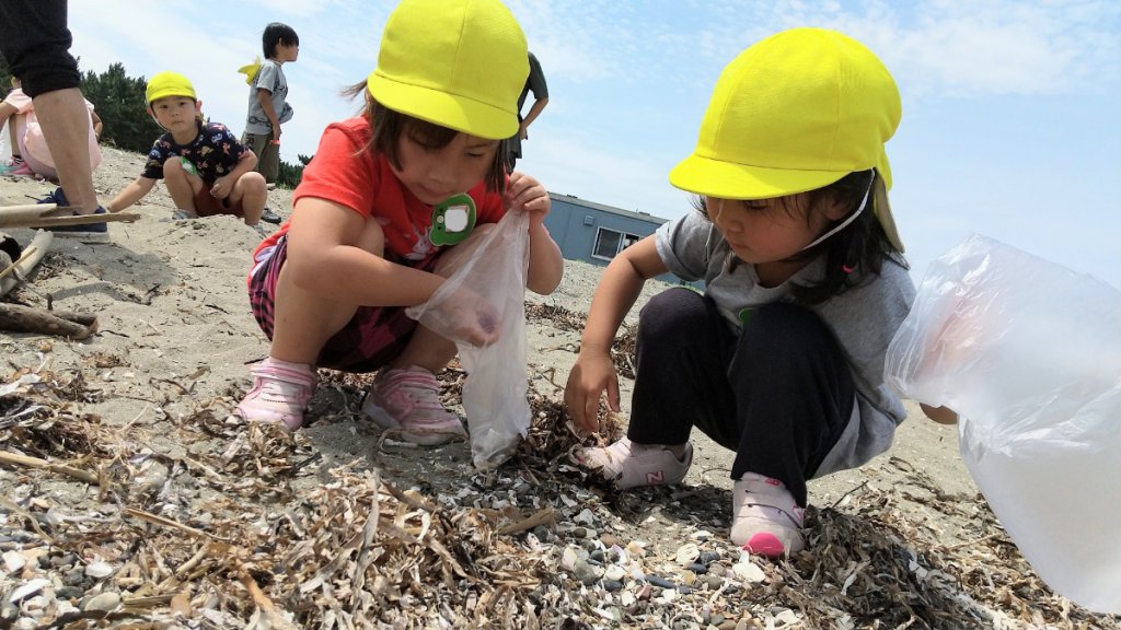 貝殻を拾う子どもたち