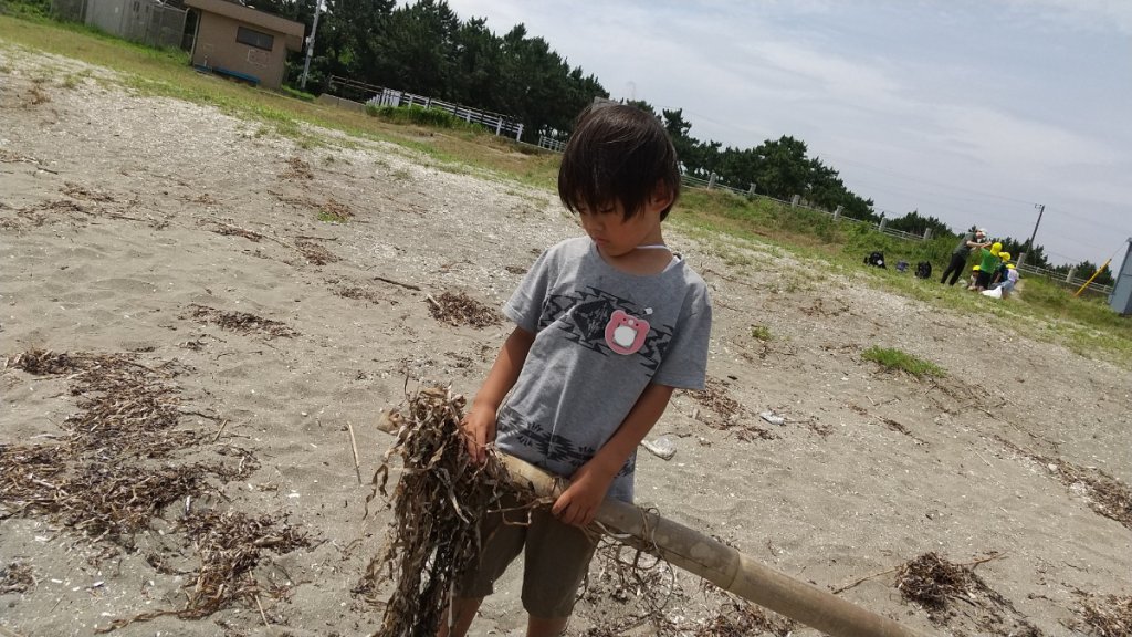 漂流物を見つけた子ども