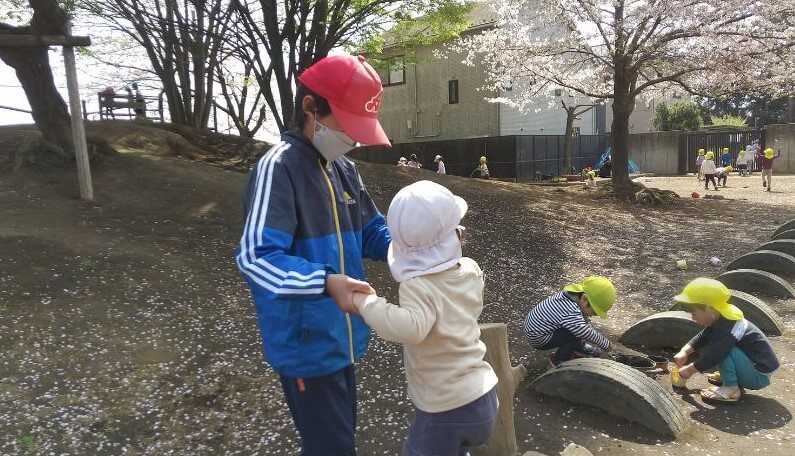 小学生と保育園児が交流