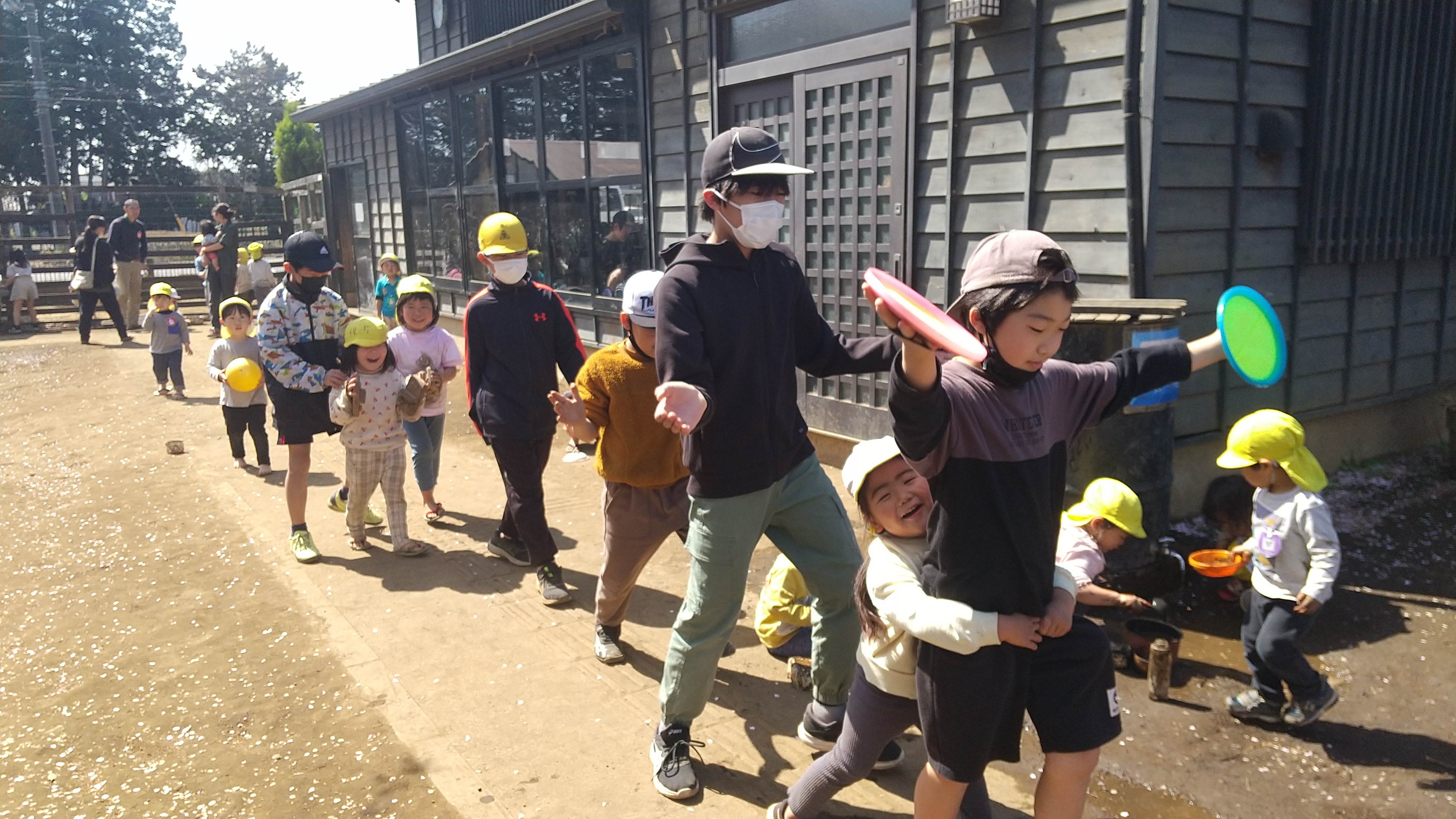 園児と小学生の交流の様子