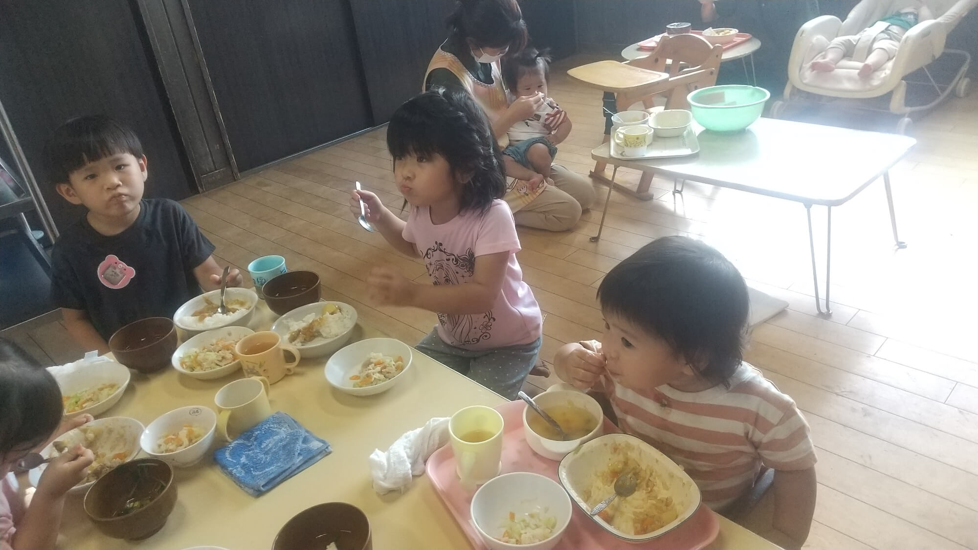 食事をする子どもたち