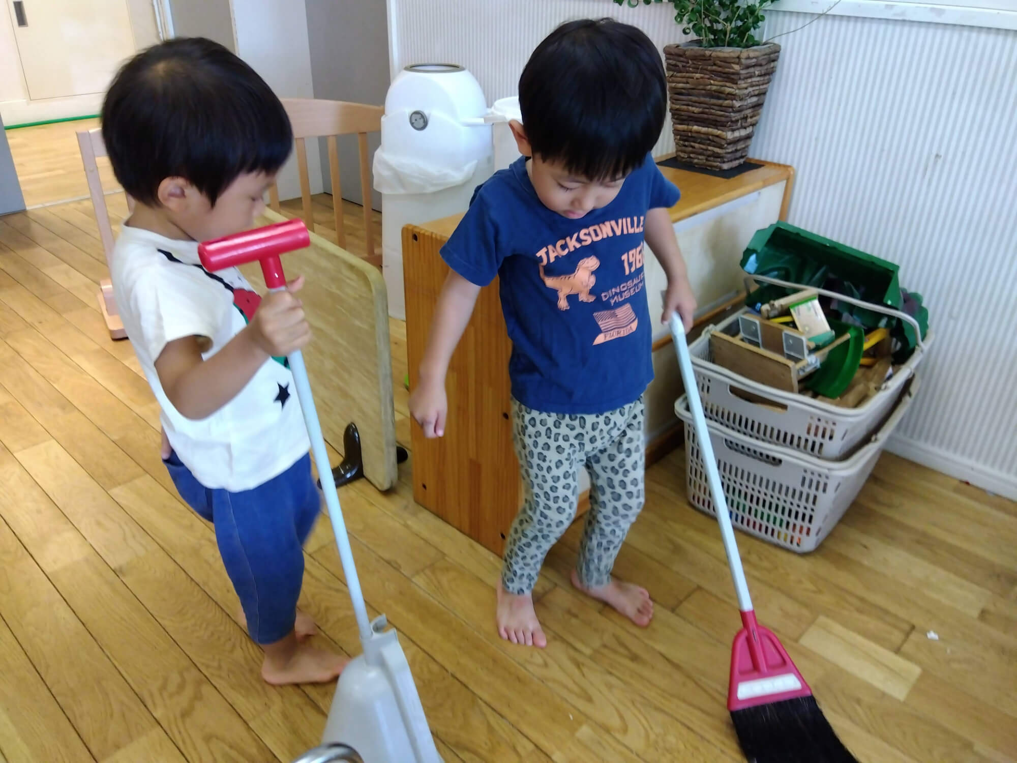 掃除をする子どもたち