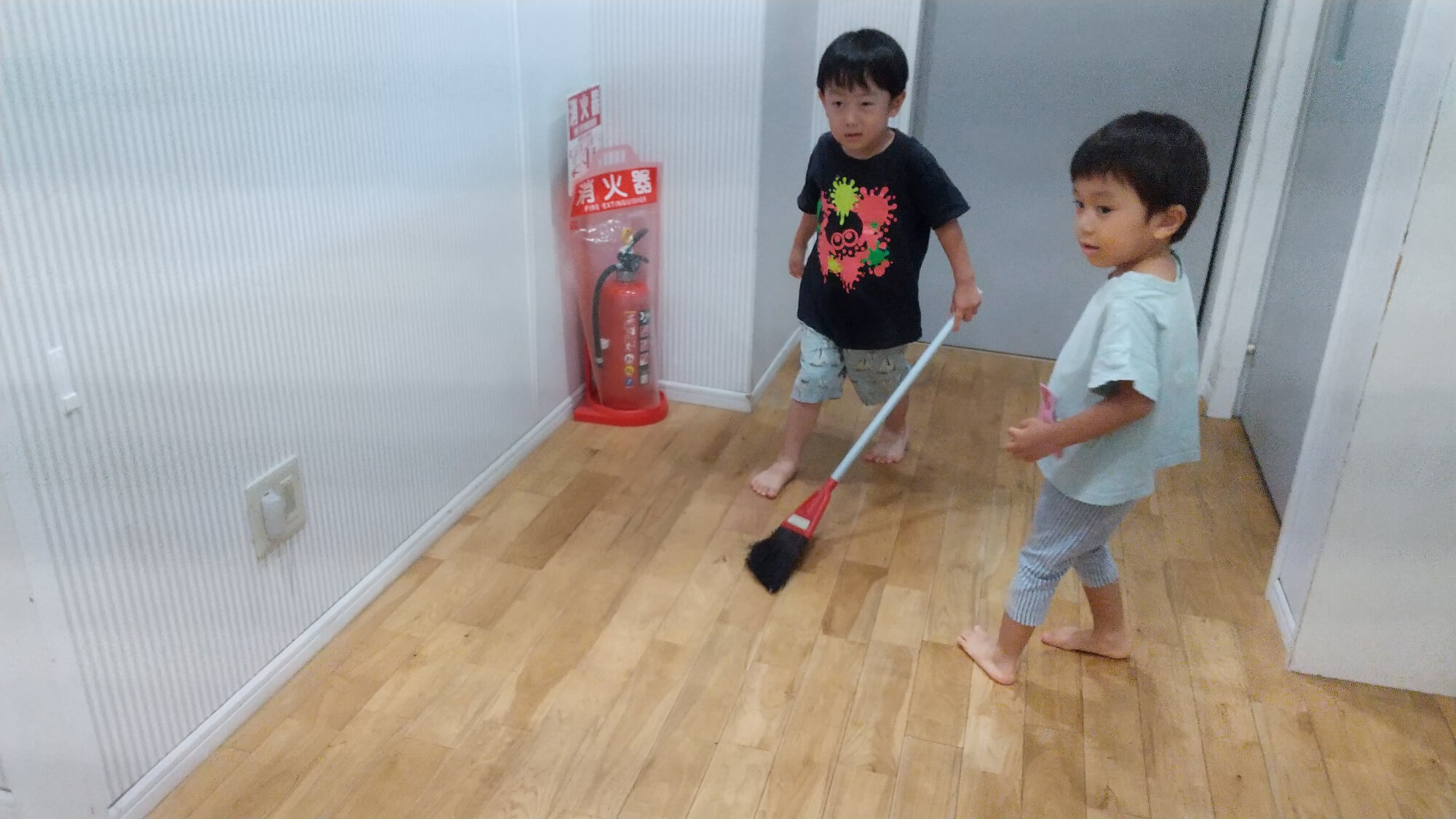 室内を掃除する子どもたち