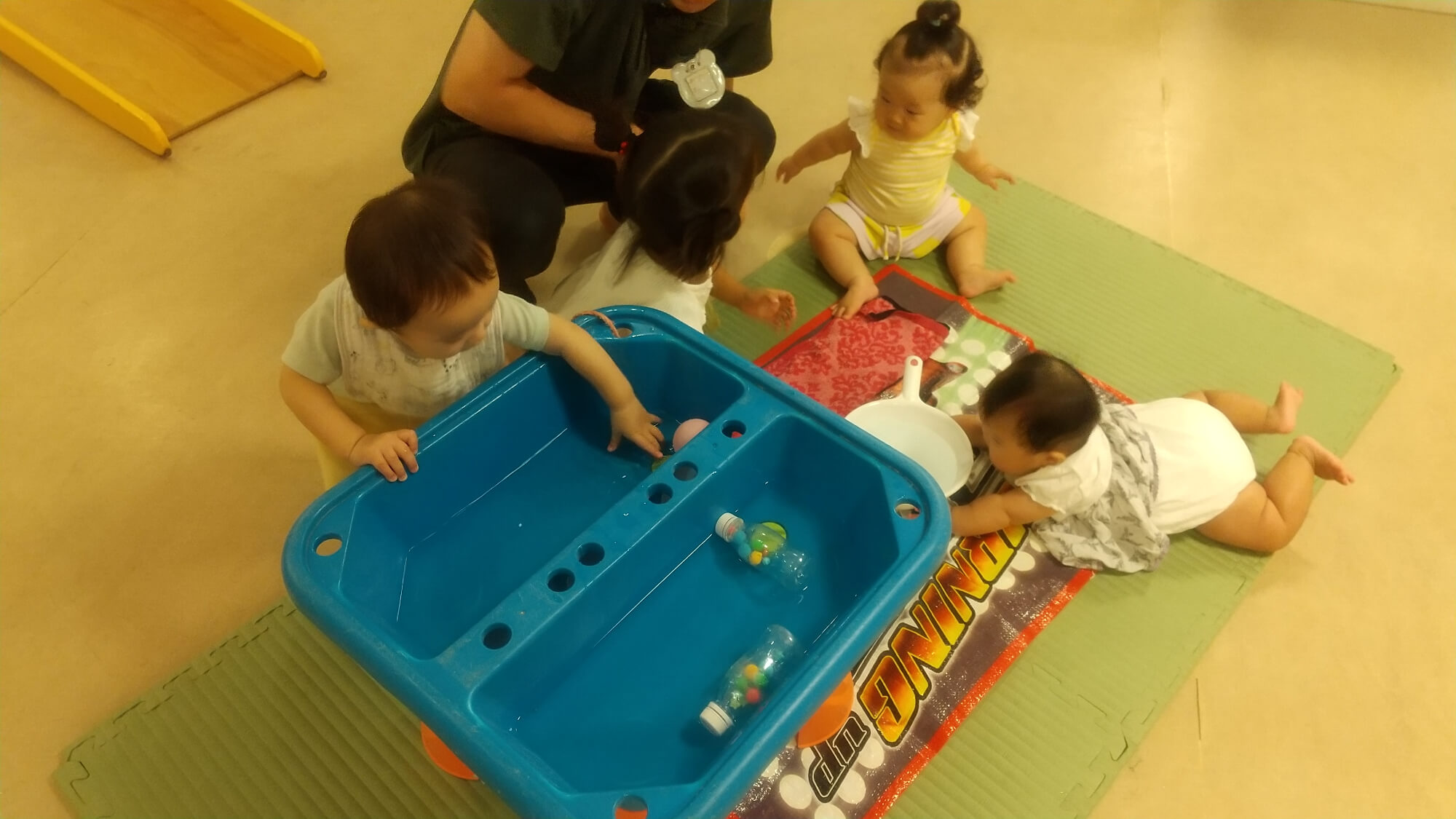 室内で水遊びをする子どもたち