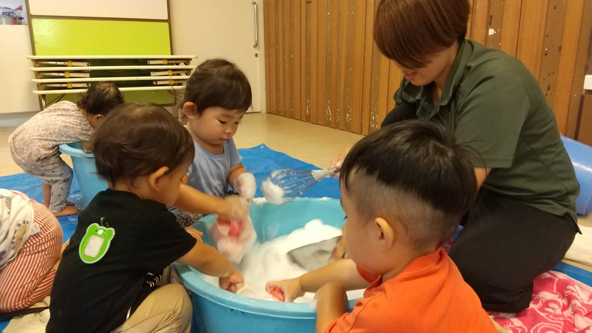 泡水で遊ぶ子どもたち