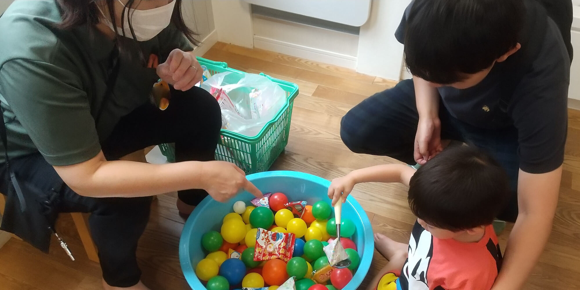 お菓子すくいを楽しむ子ども