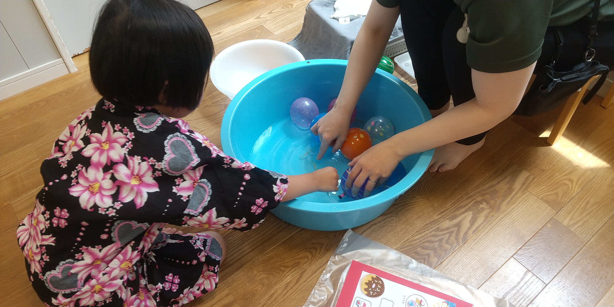 ヨーヨーつりで遊ぶ子ども