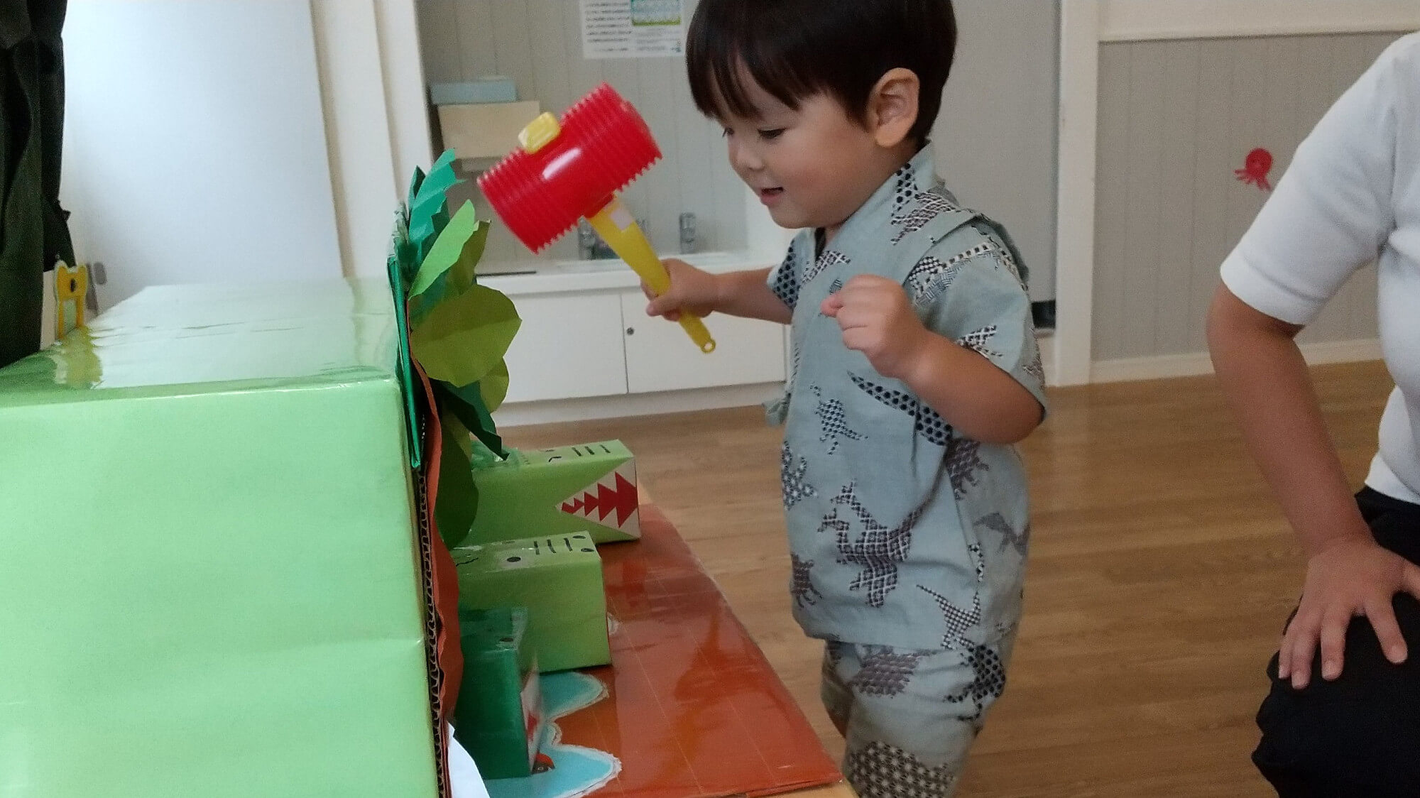 ワニ退治ゲームを行う子ども