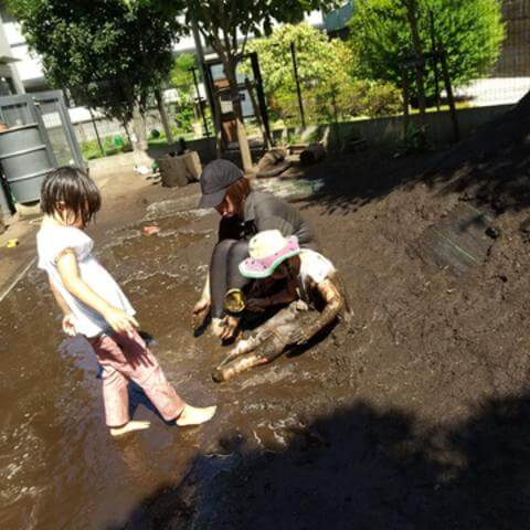泥だらけの子ども