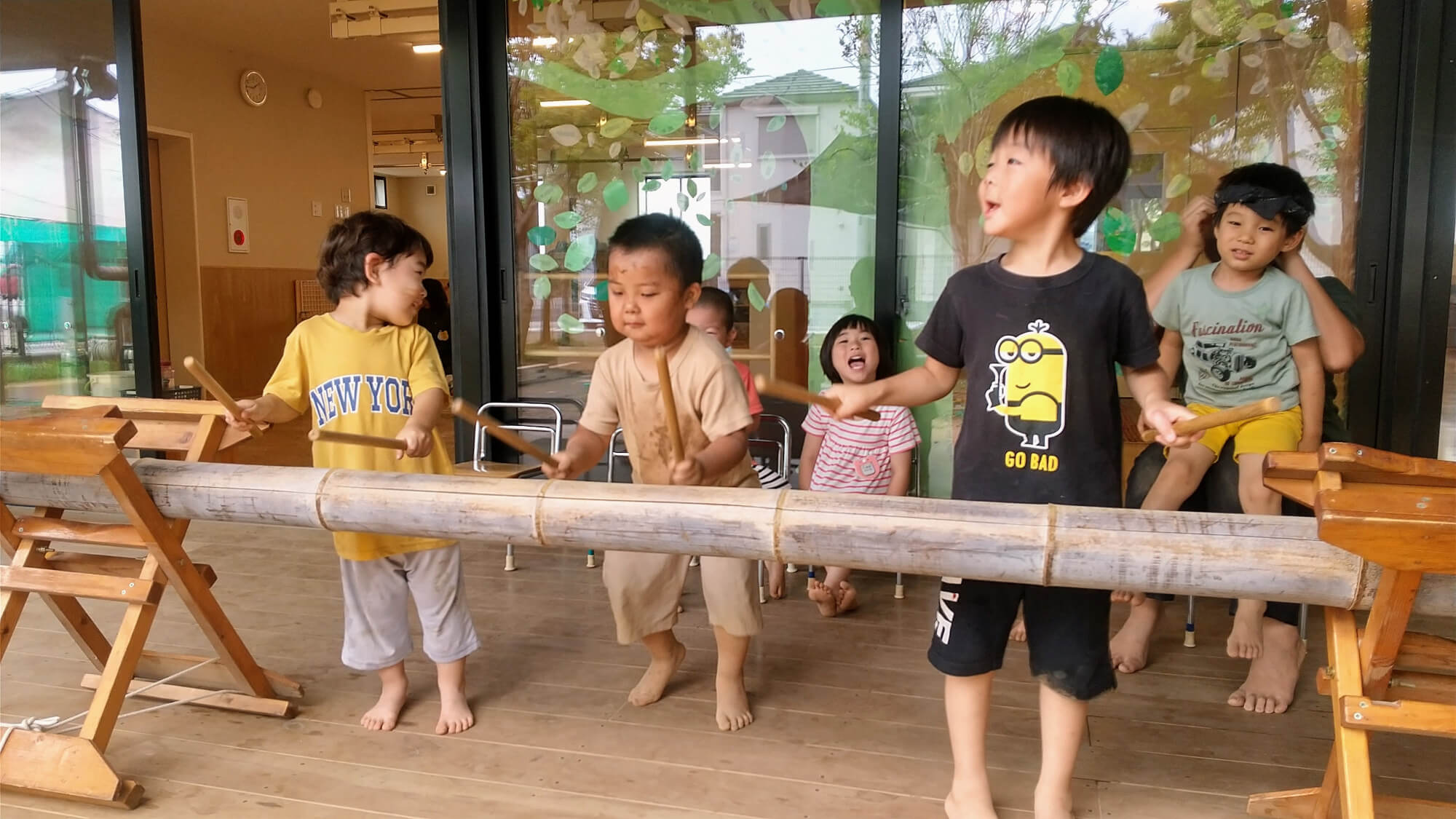 竹太鼓の演奏をする子どもたち