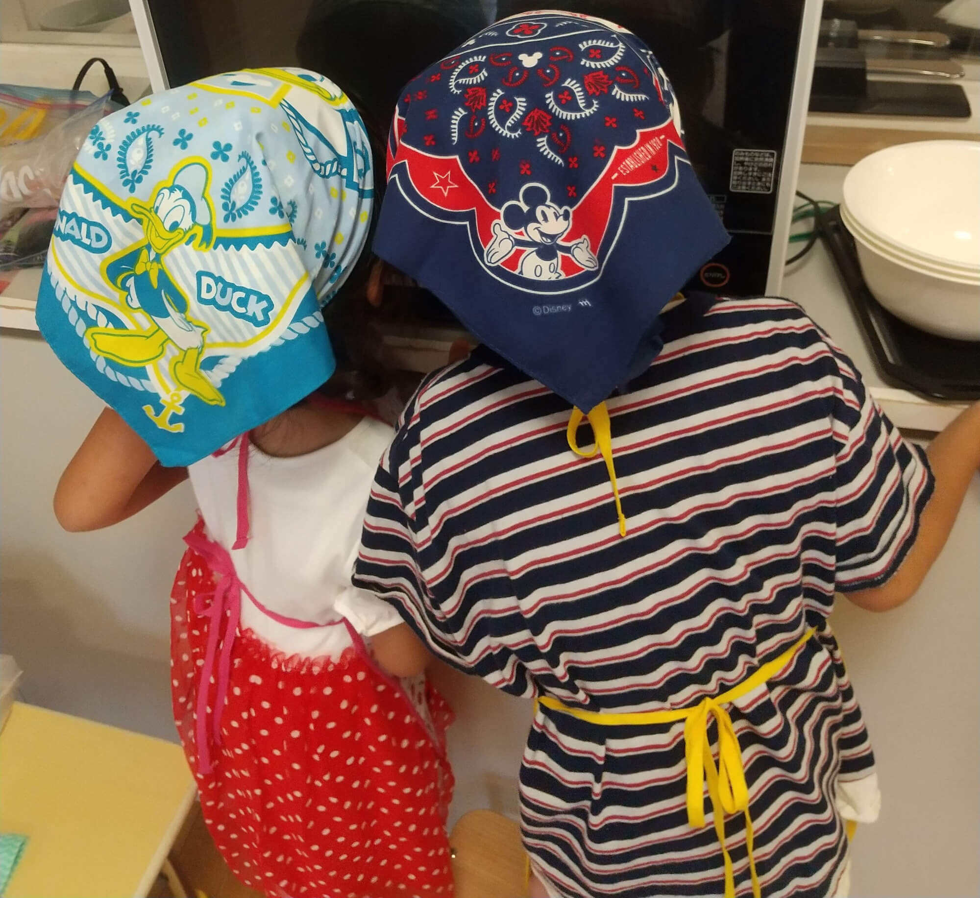 オーブンをのぞく子どもたち