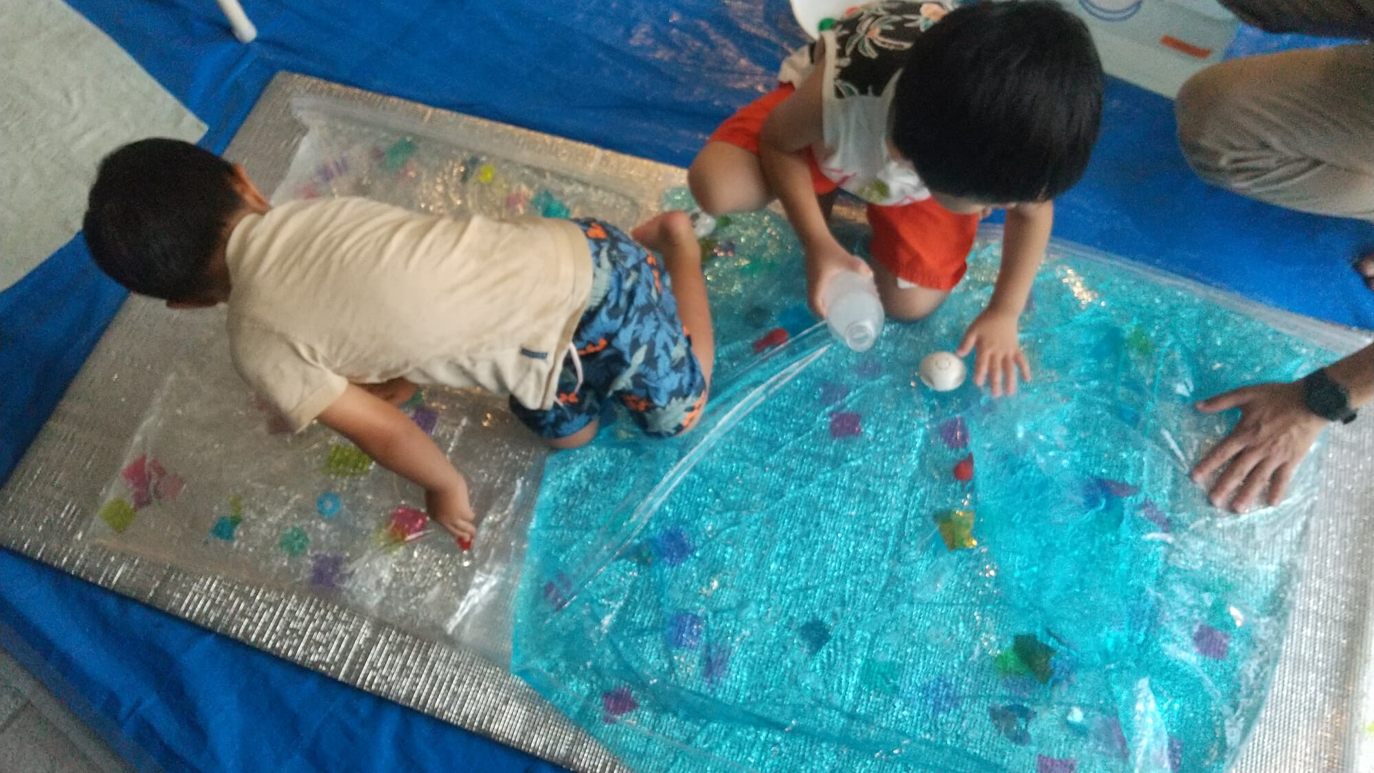 ウォーターベッドに乗る子どもたち