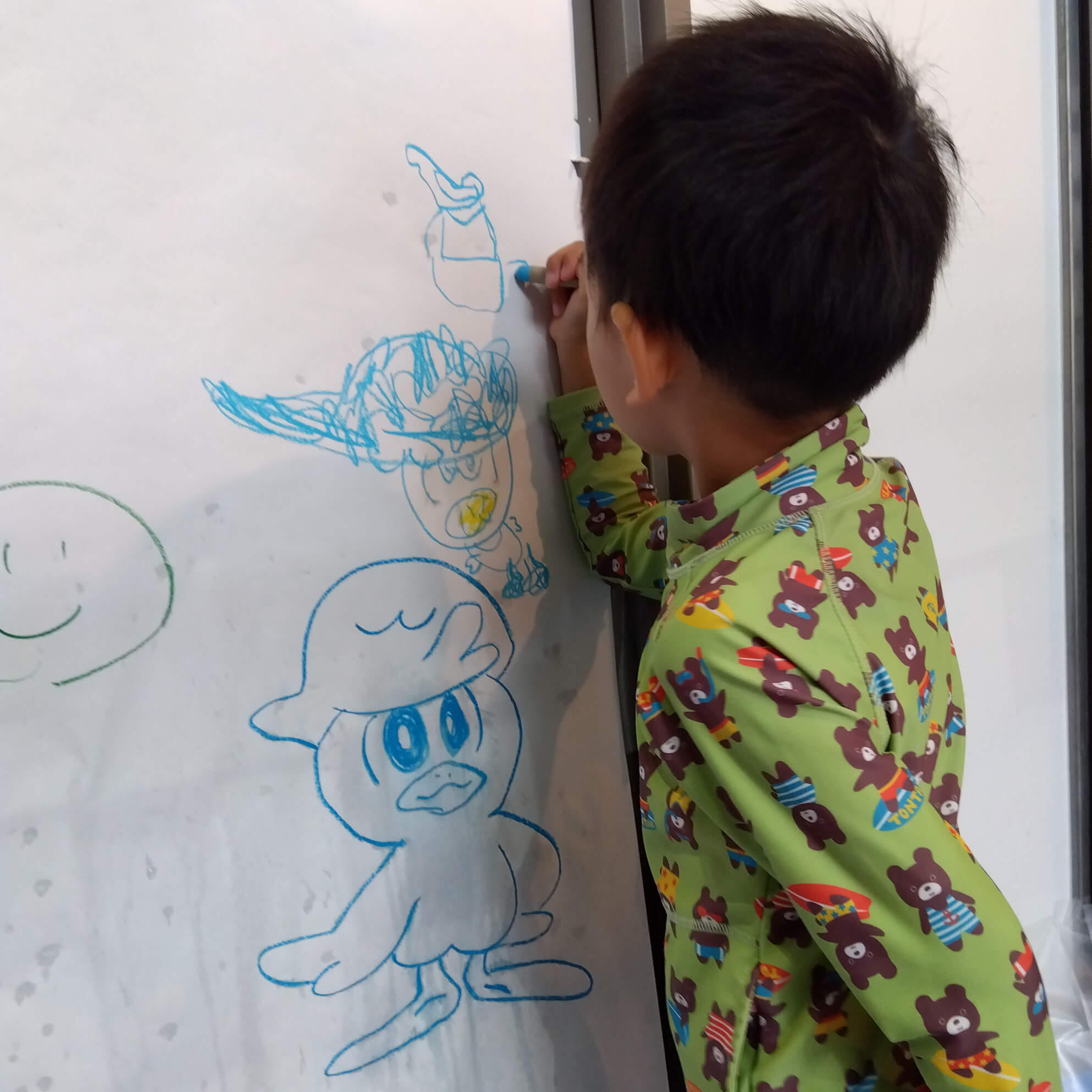クレヨンで絵を描く子ども