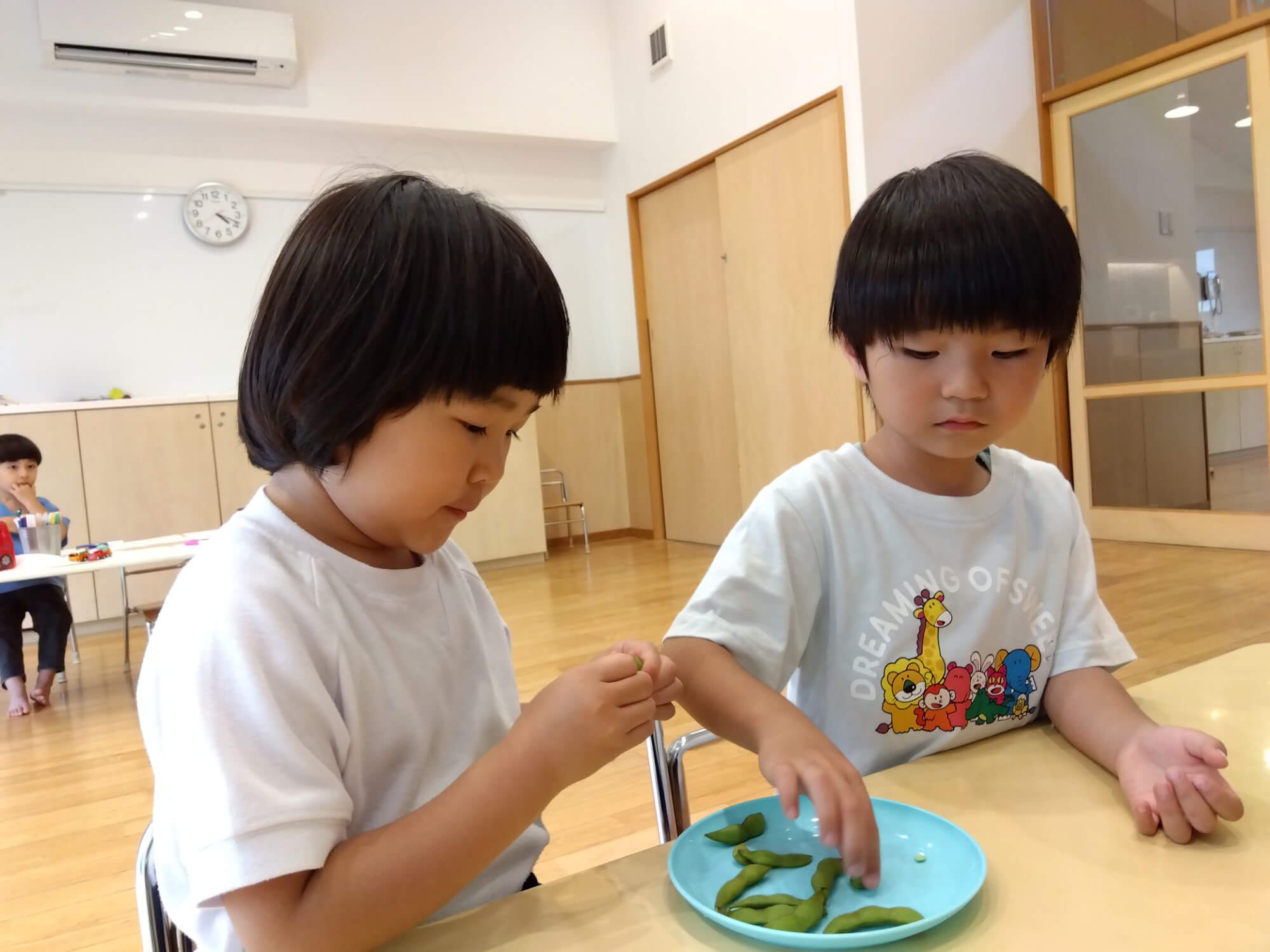 枝豆をむく子どもたち