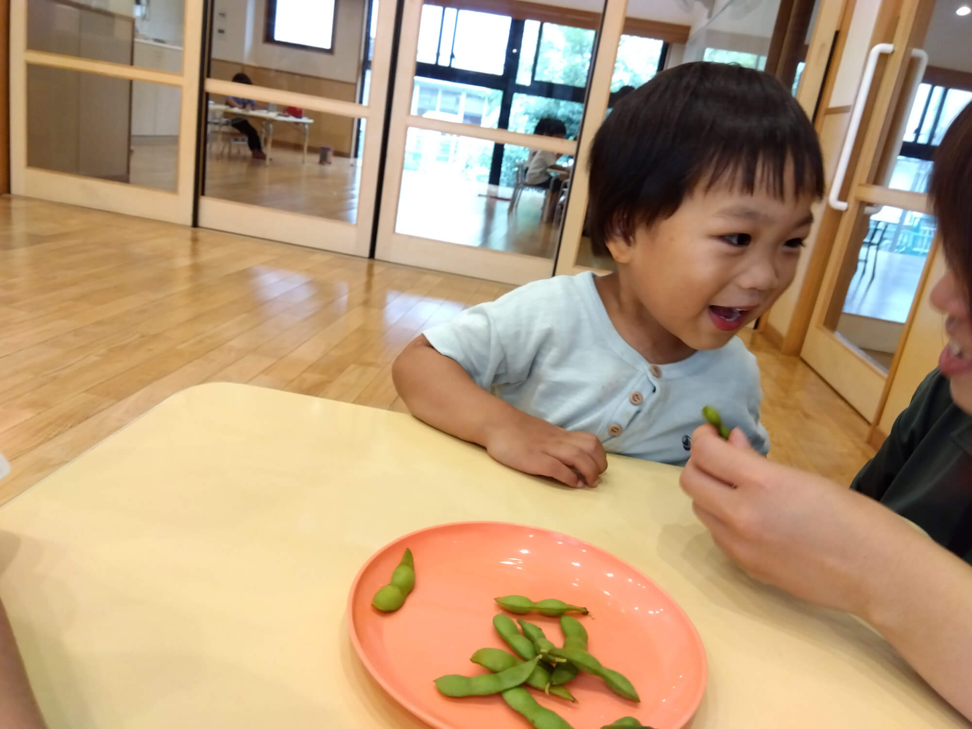 枝豆を食べる子ども