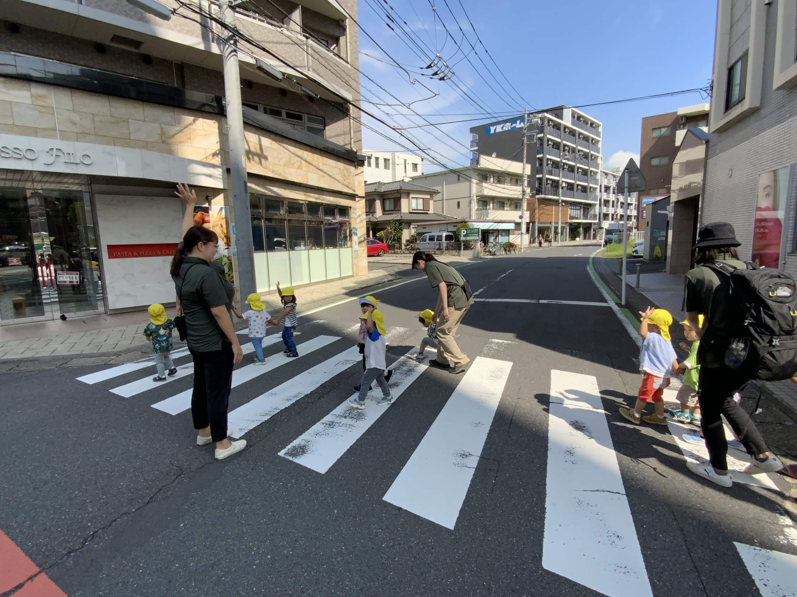 毎日散歩に出て交通ルールも学ぶ