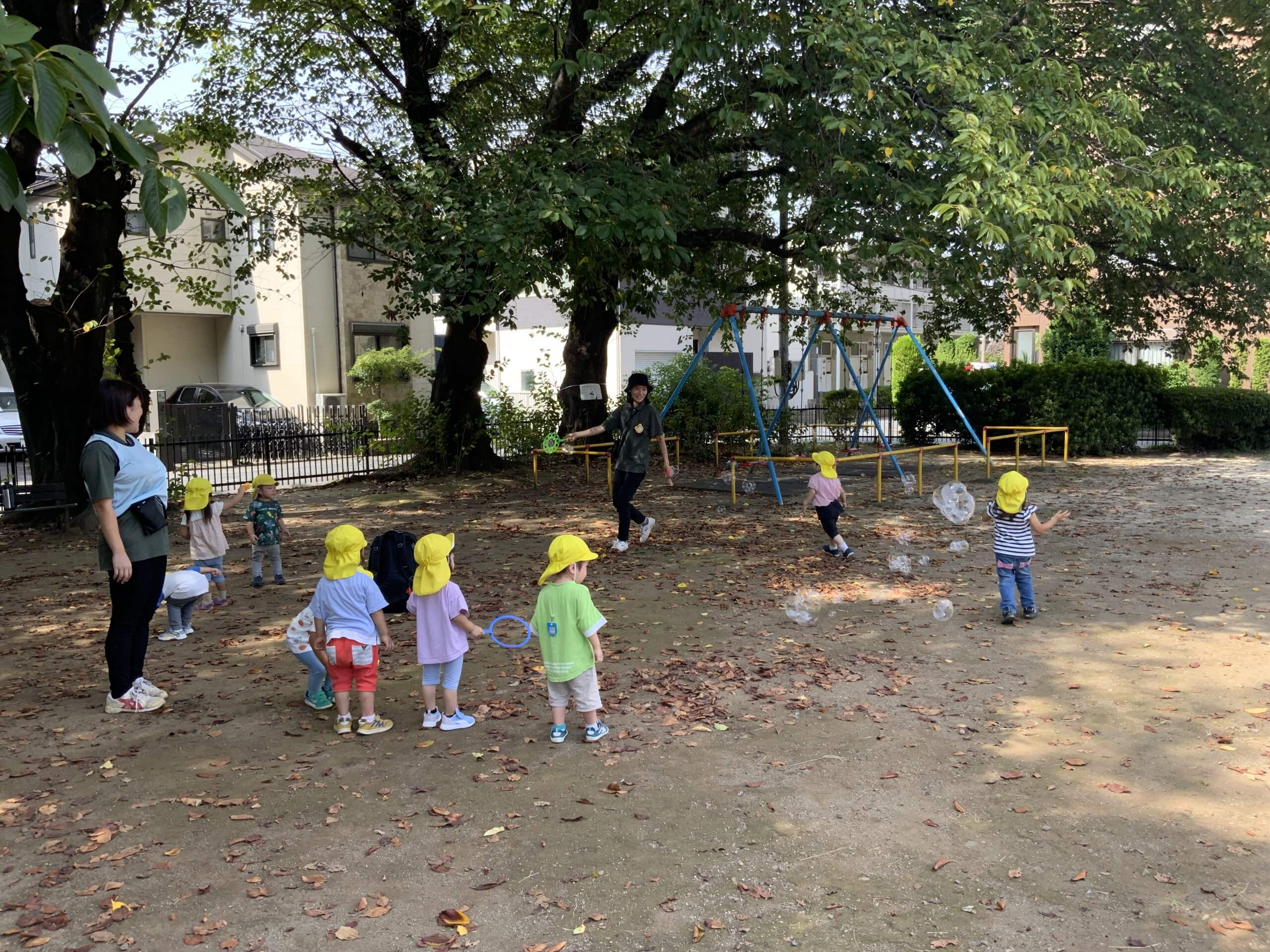 近くの公園で遊ぶ