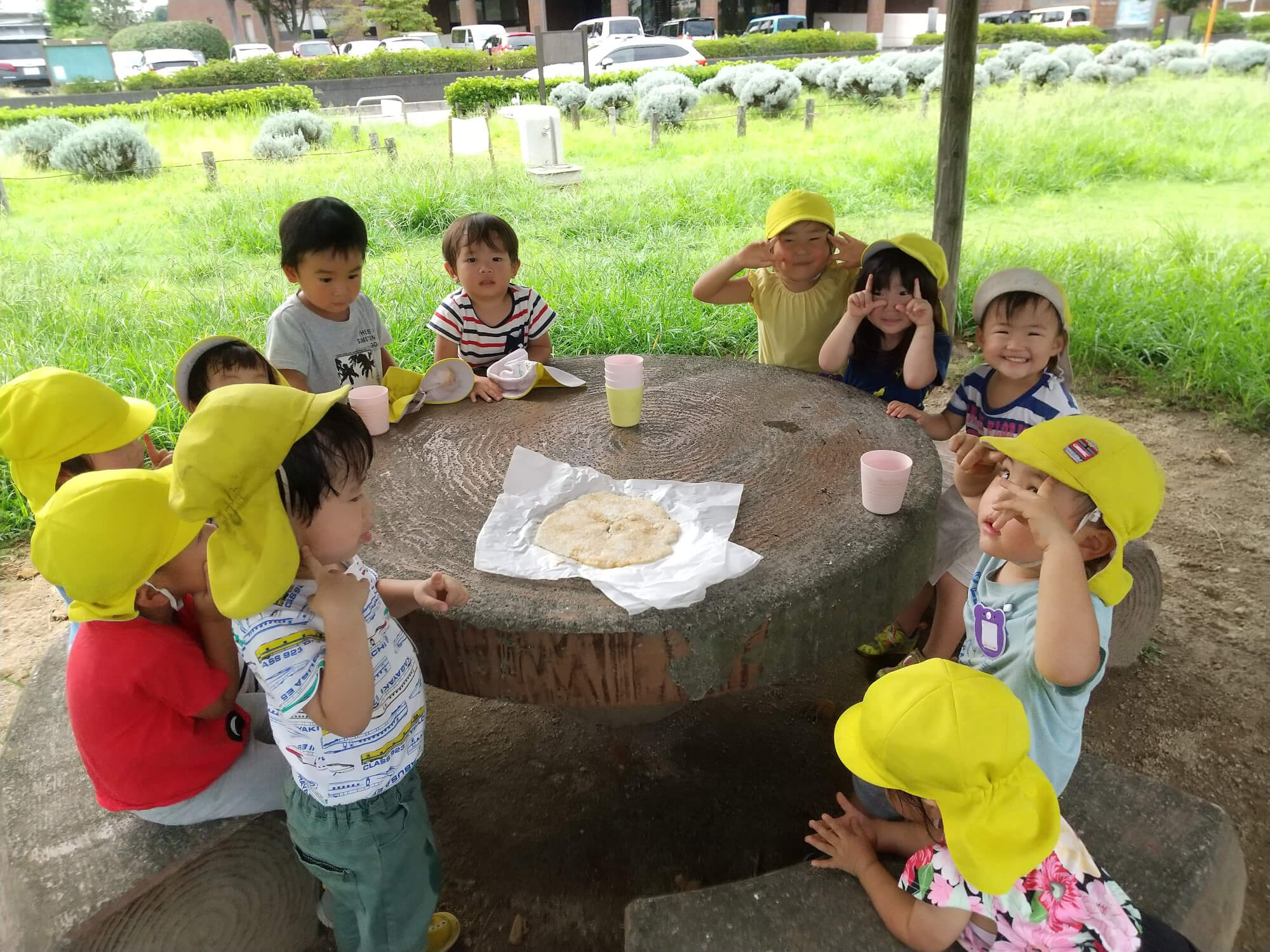 ピクニック中の子どもたちと煎餅