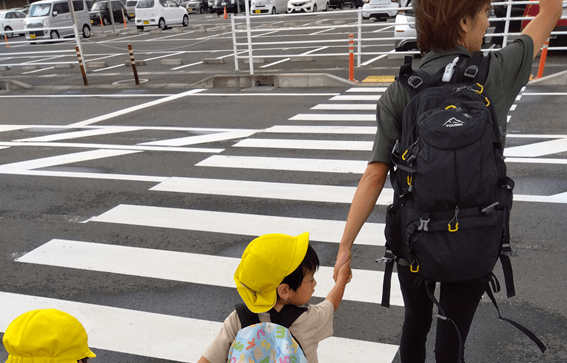 横断歩道を渡る子どもたち