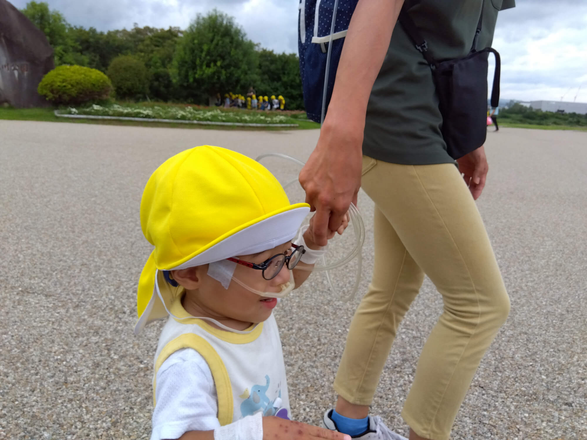 運動能力の発達がゆっくりなお子様が楽しそうに歩く様子