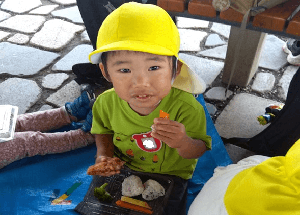 お弁当を食べる子ども