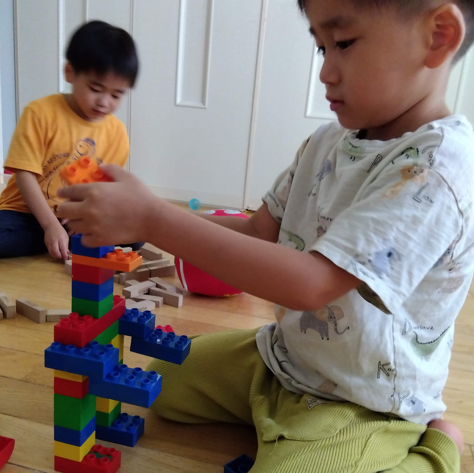 ロボットを組み立てる子ども