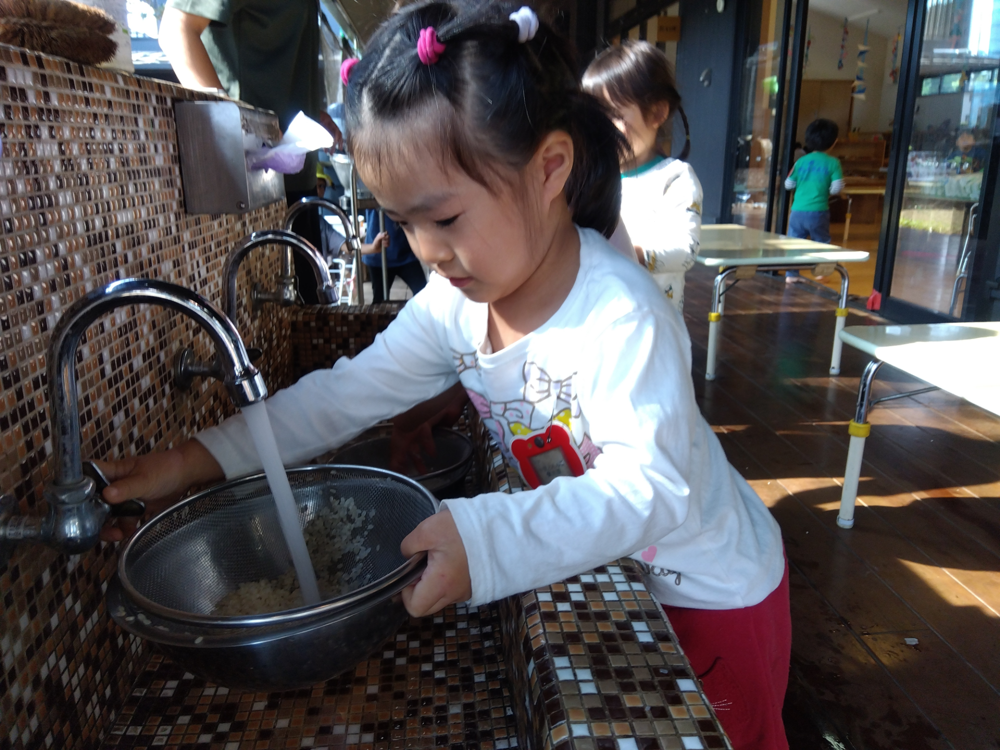 米研ぎをする子ども