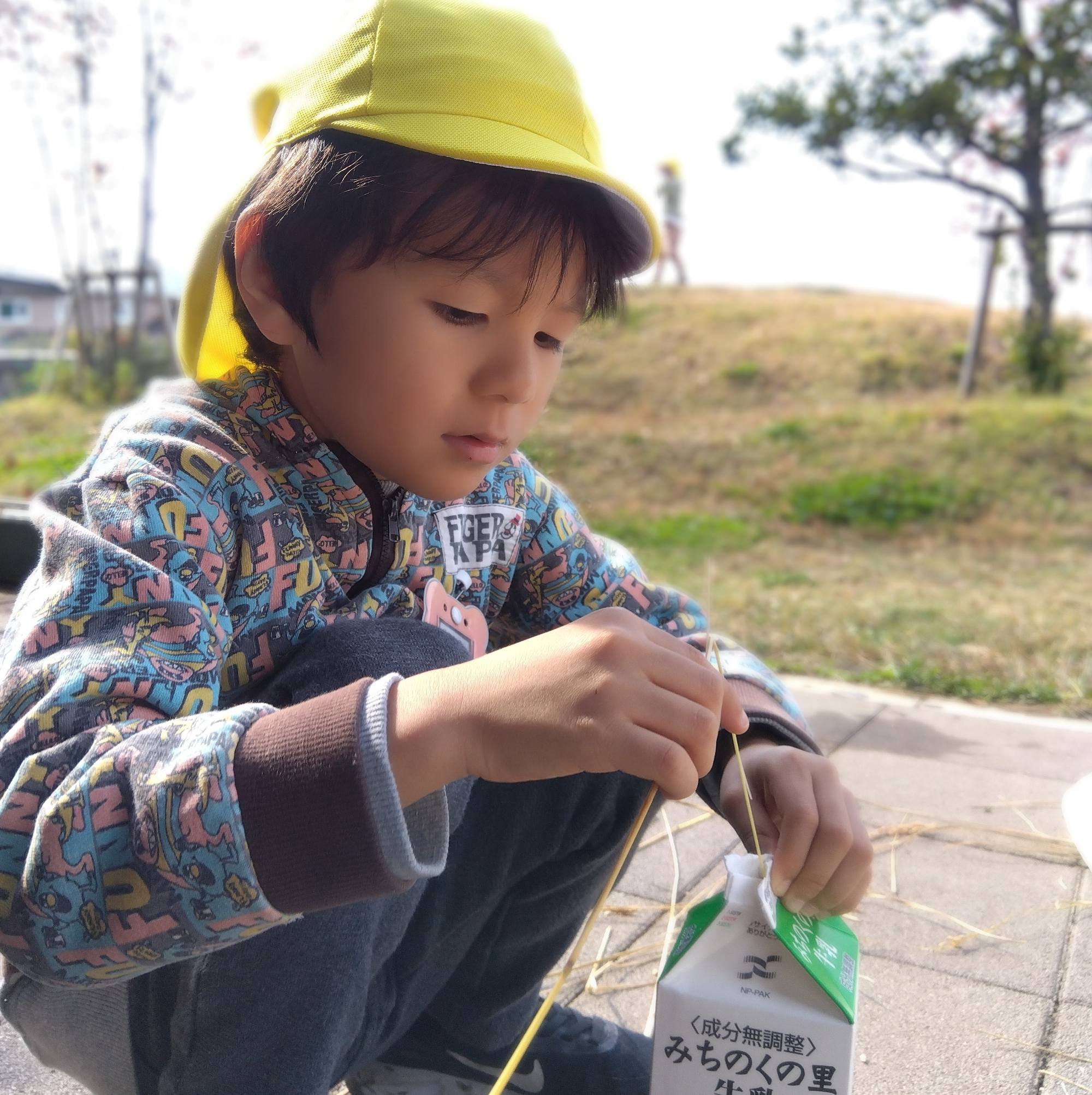 脱穀する子ども