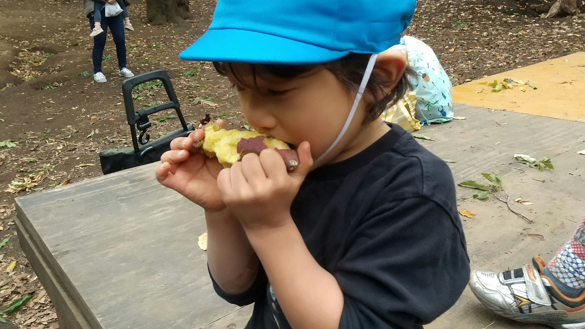 焼き芋を食べる子ども