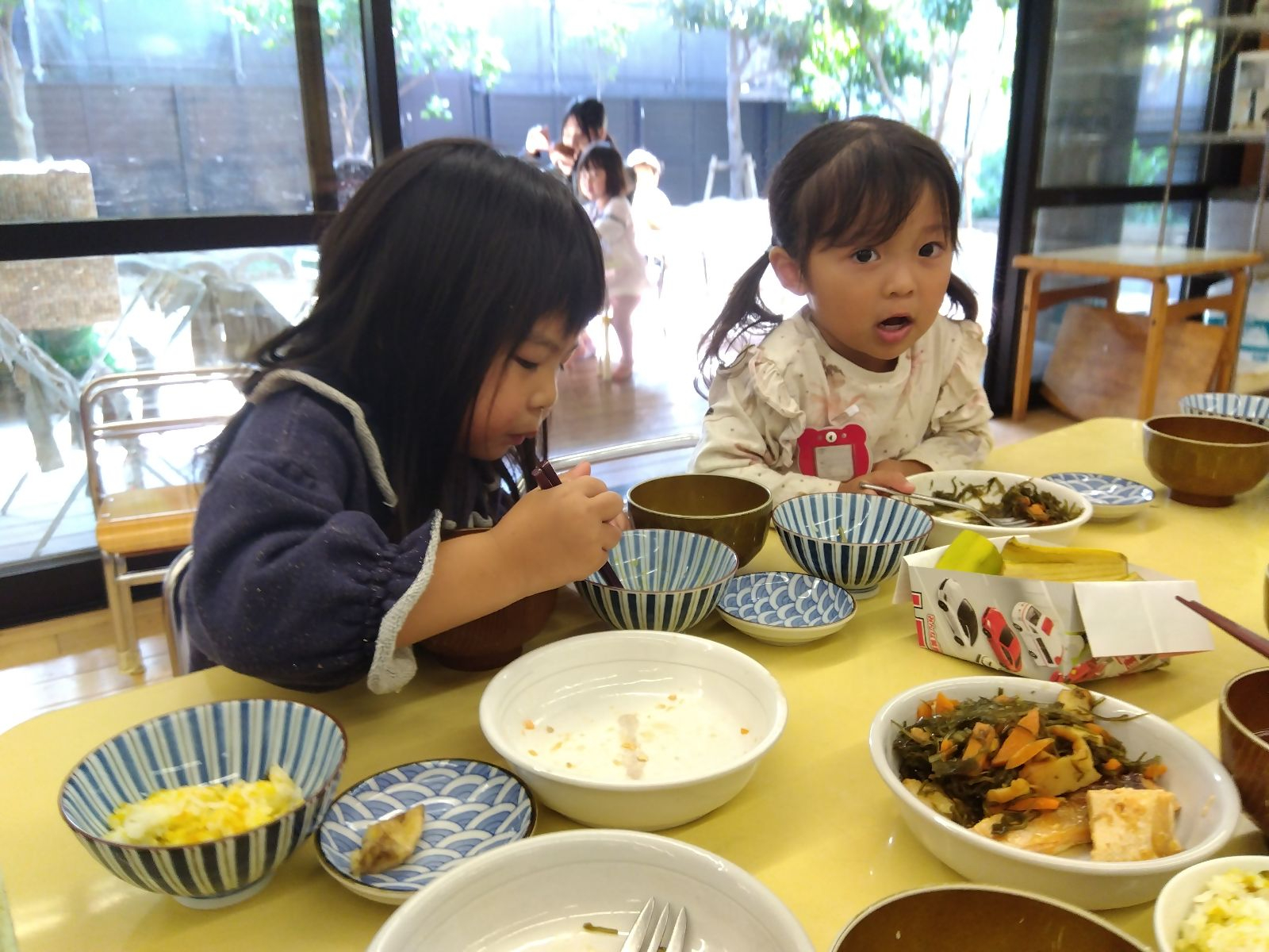 かぼちゃご飯を食べる様子