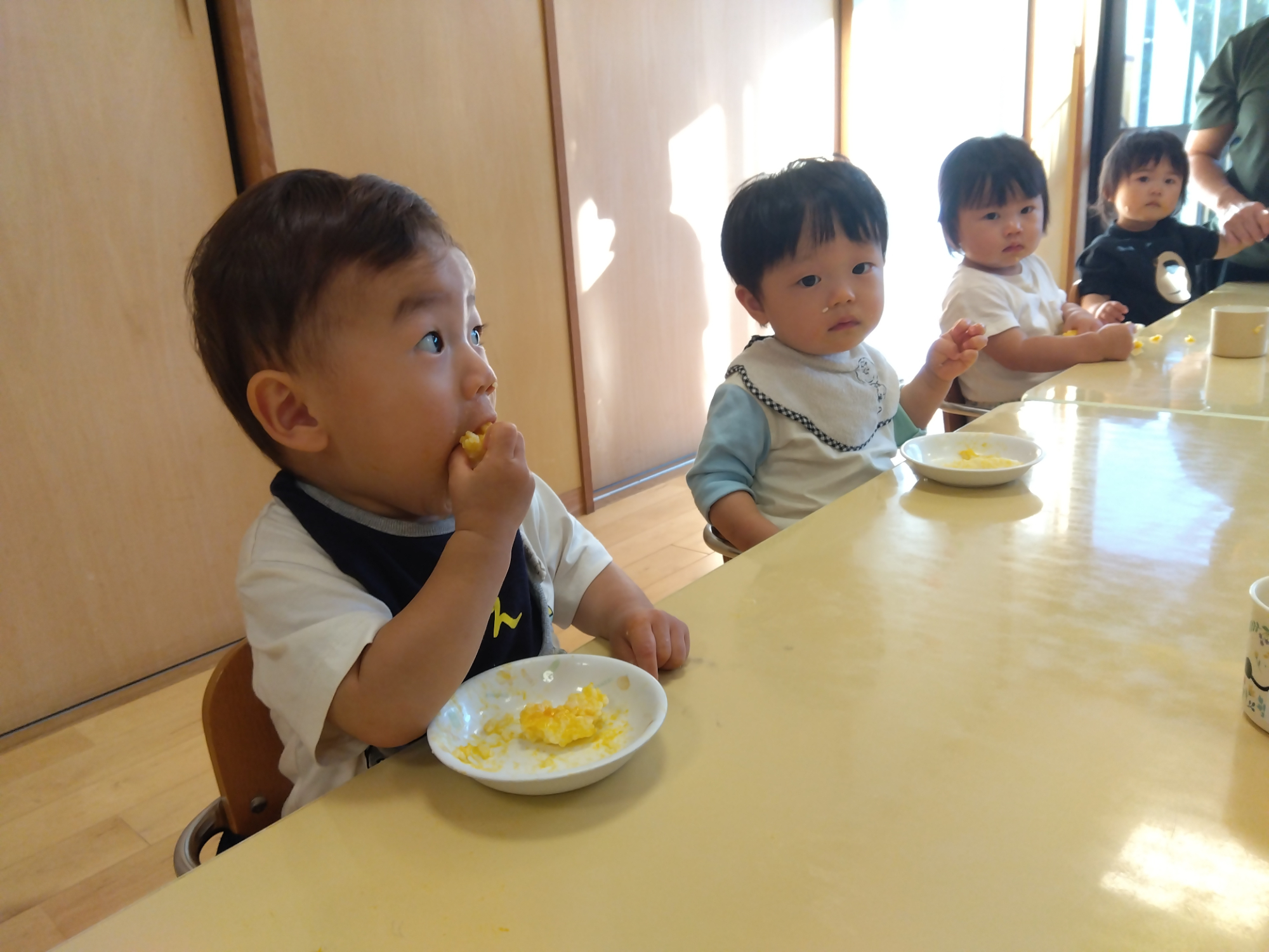 蒸しパンを食べる子ども