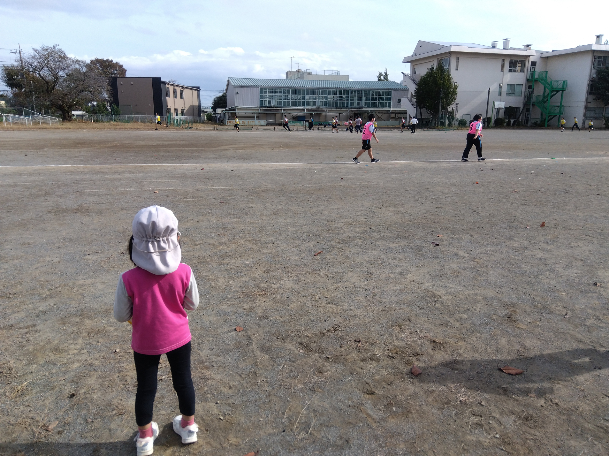 中学生を見学する園児