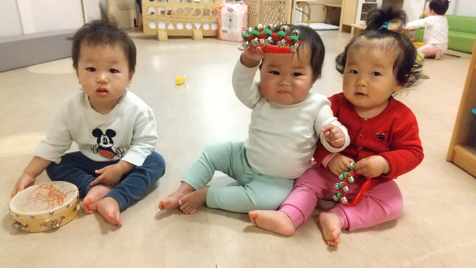 鈴を鳴らす子どもたち