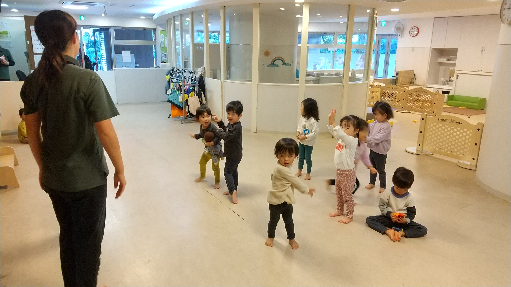 体操する子どもたち