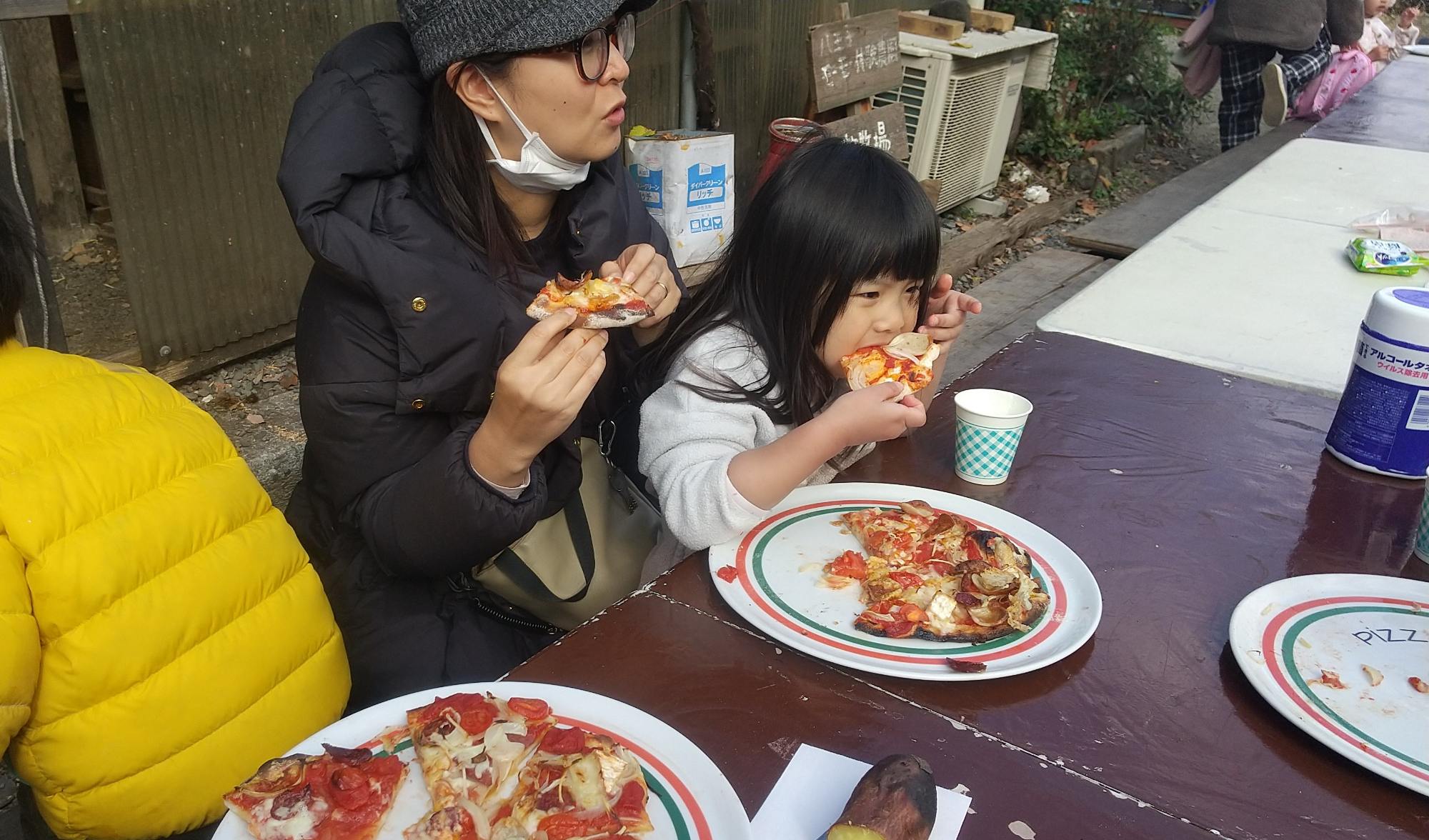 ピザを食べる子ども