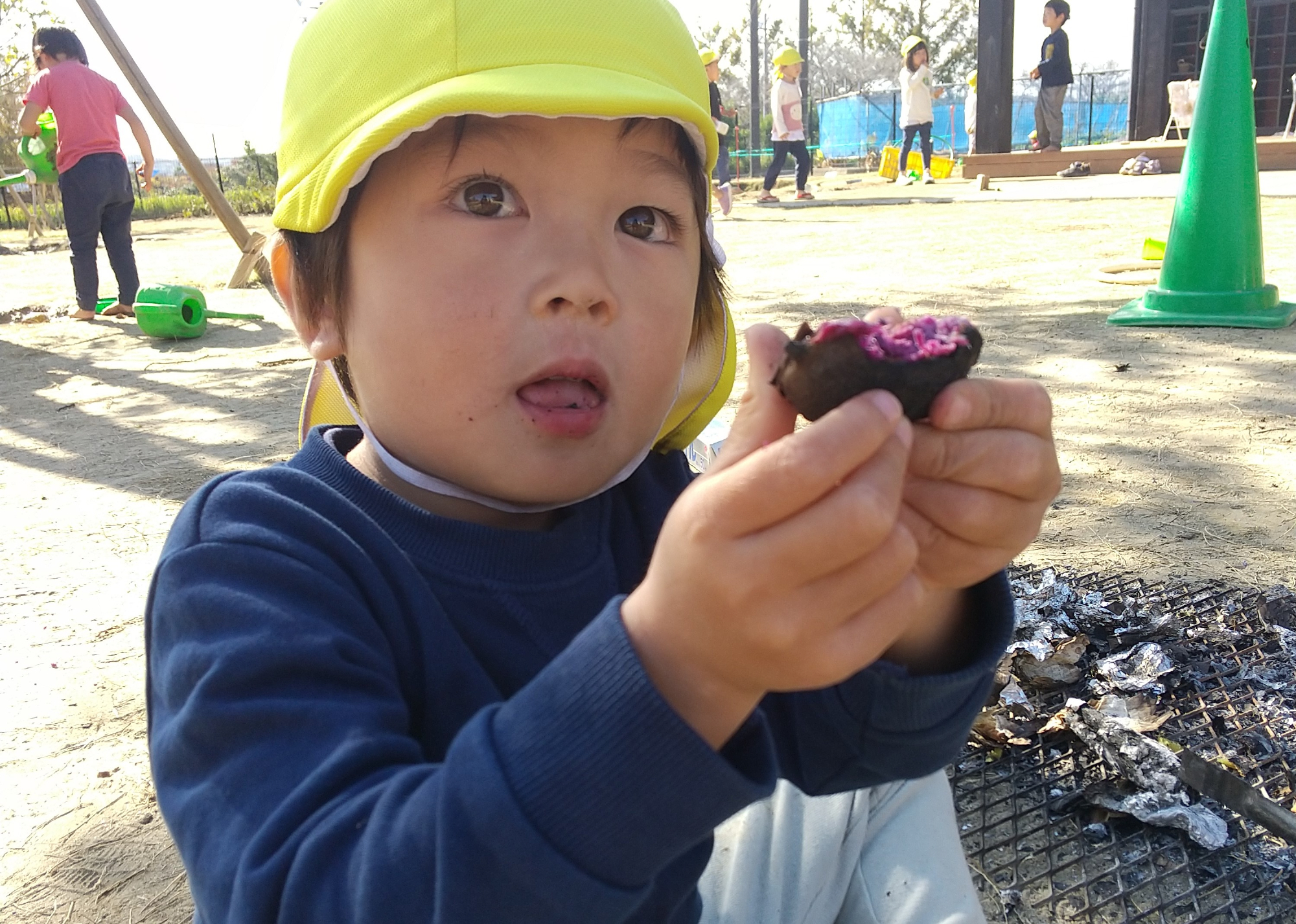 紫芋を食べた子ども