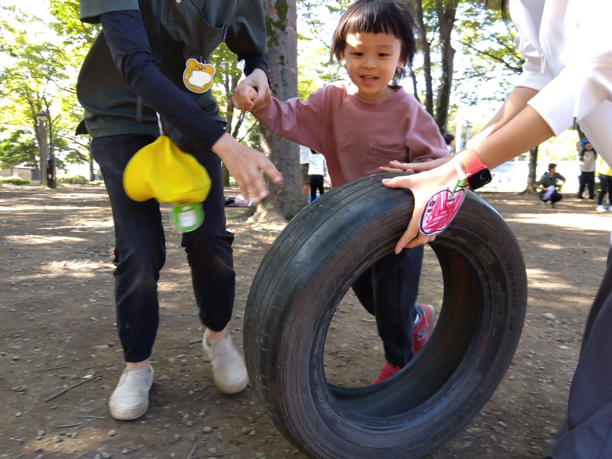 運動会でタイヤを転がす子ども