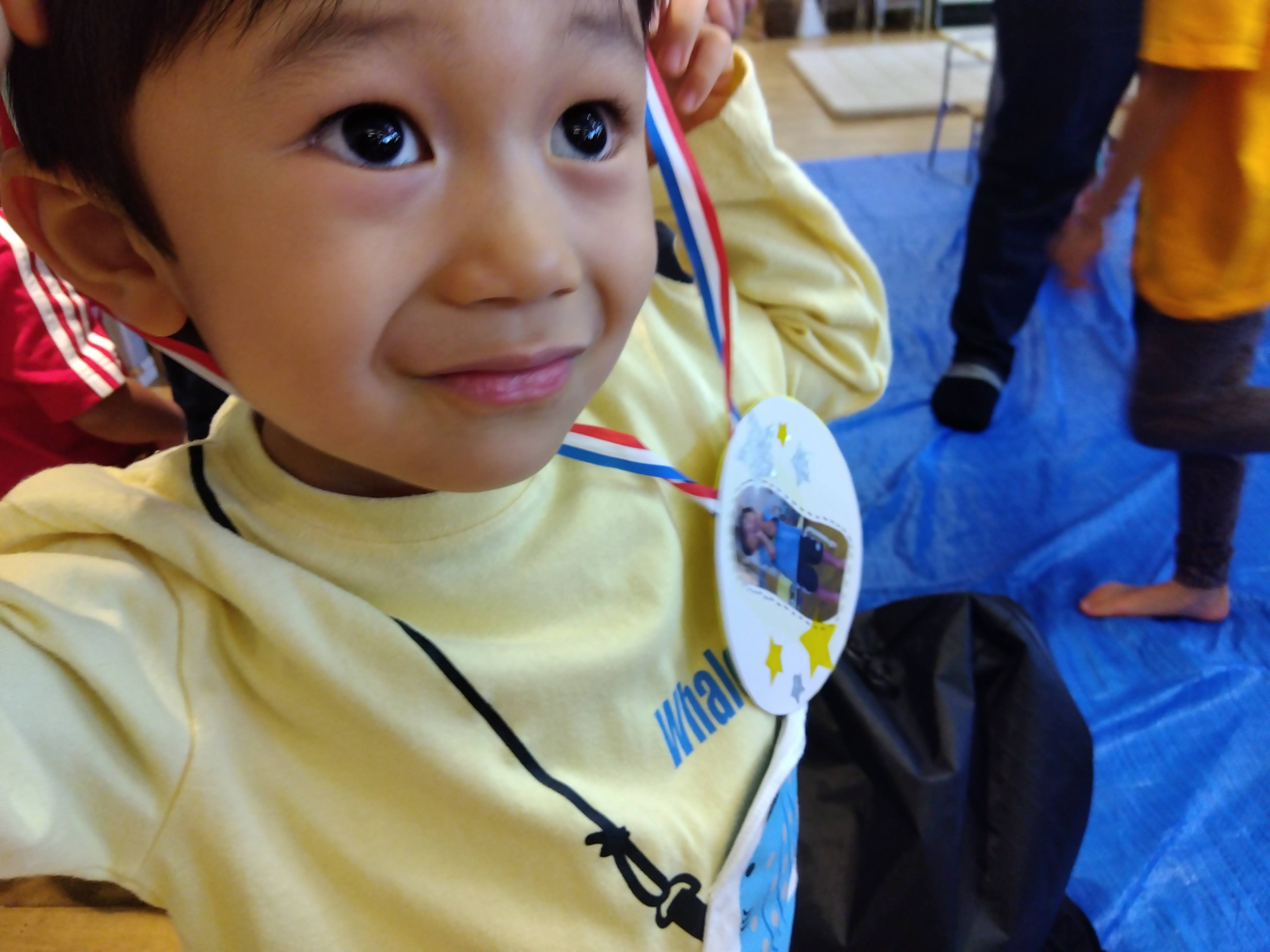 メダルをもらった子ども