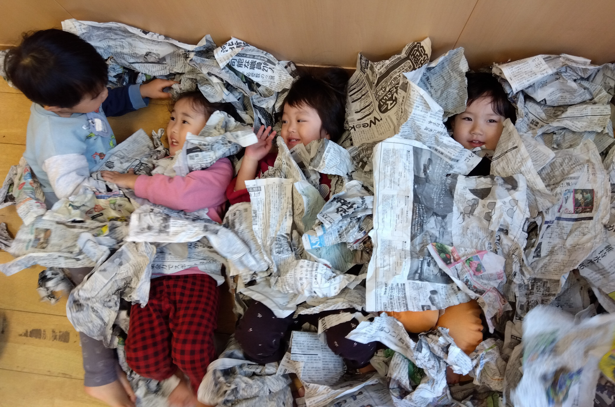 新聞紙に隠れる子ども